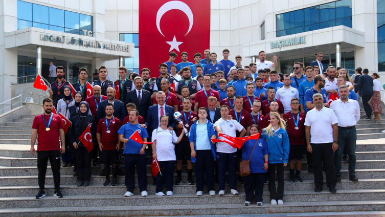 Şampiyon Futsal Milli Takımı'ndan Başkan Büyükakın'a ziyaret